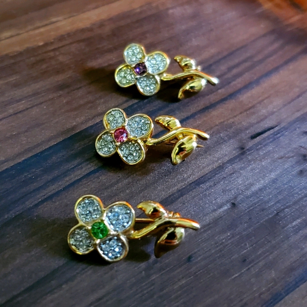 Adorable Joan Rivers small flower pins